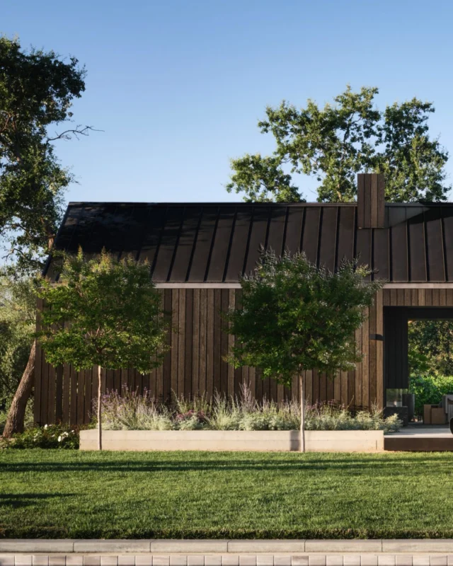 j*a様 house on the hill 90 スウェット　黒 Hither Hills house in Montauk cascades into the foliage - Delta